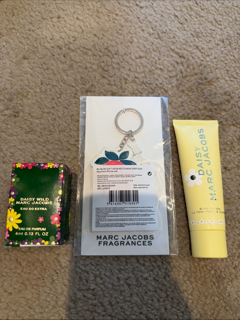 Marc Jacobs Daisy Wild Eau So Extra Gift Set with Strawberry Charm - Picture 5 of 11